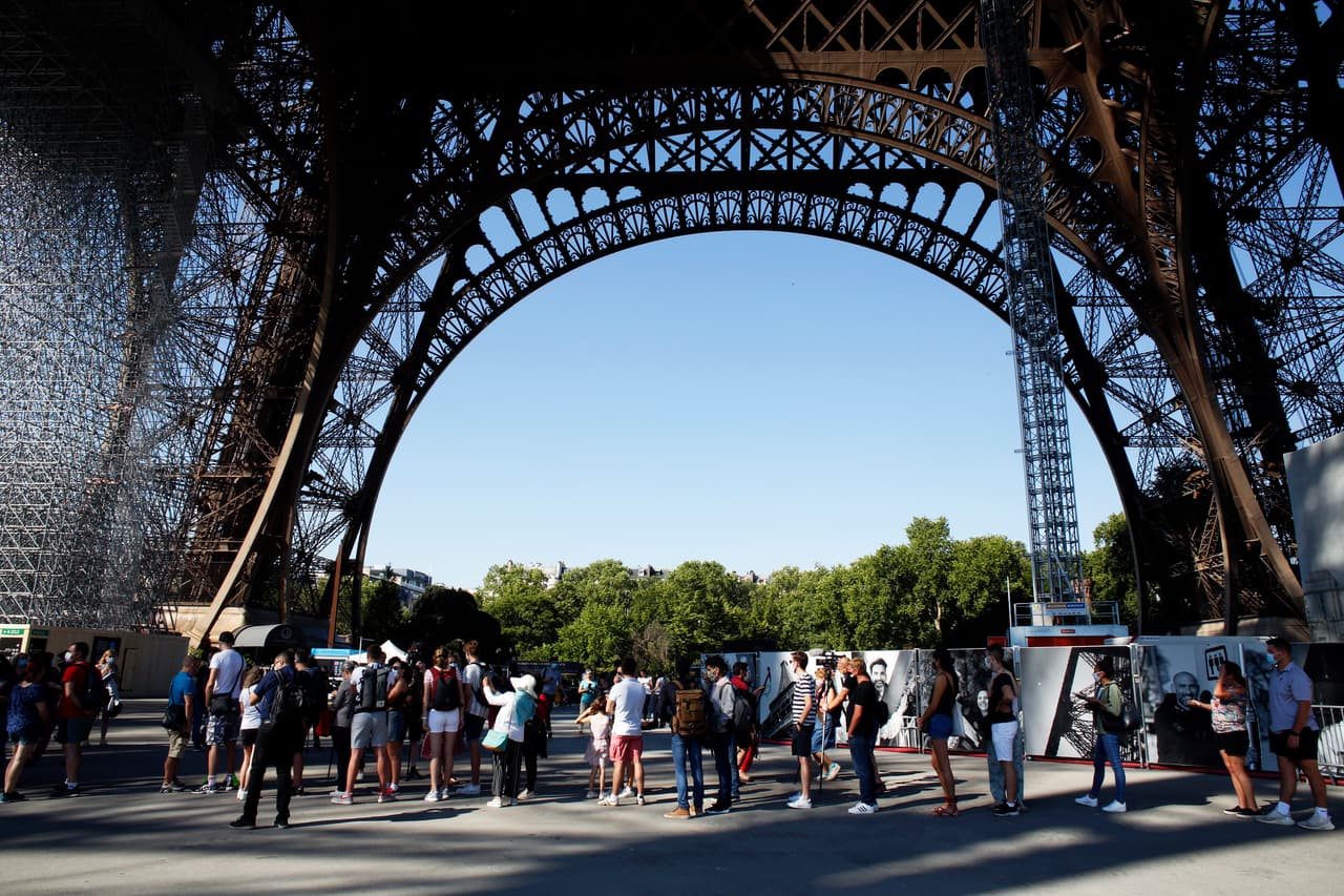 La fila para entrar al monumento más famoso de París se volvió a formar este jueves 25 de junio. Decenas de entusiasmados turistas y periodistas de todo el mundo visitaron la torre Eiffel en su reapertura después de tres meses.
<a href="https://www.univision.com/noticias/salud/mapa-actualizado-del-coronavirus-cifras-de-casos-confirmados-y-fallecidos"><u>Vea aquí nuestro mapa actualizado del coronavirus: cifras de casos reportados, fallecidos y recuperados</u></a>
<br>