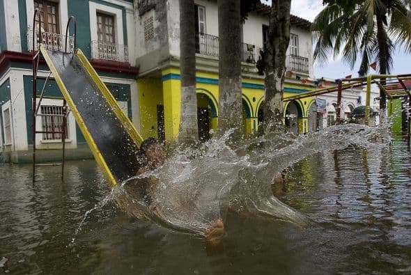 Más de una tercera parte del estado costero del golfo de México fue inundada y según el gobernador Fidel Herrera hay 500.000 afectados. La Comisión Nacional del Agua advierte que en las próximas semanas se preve más lluvia, conforme avance la temporada de huracanes en el Atlántico.