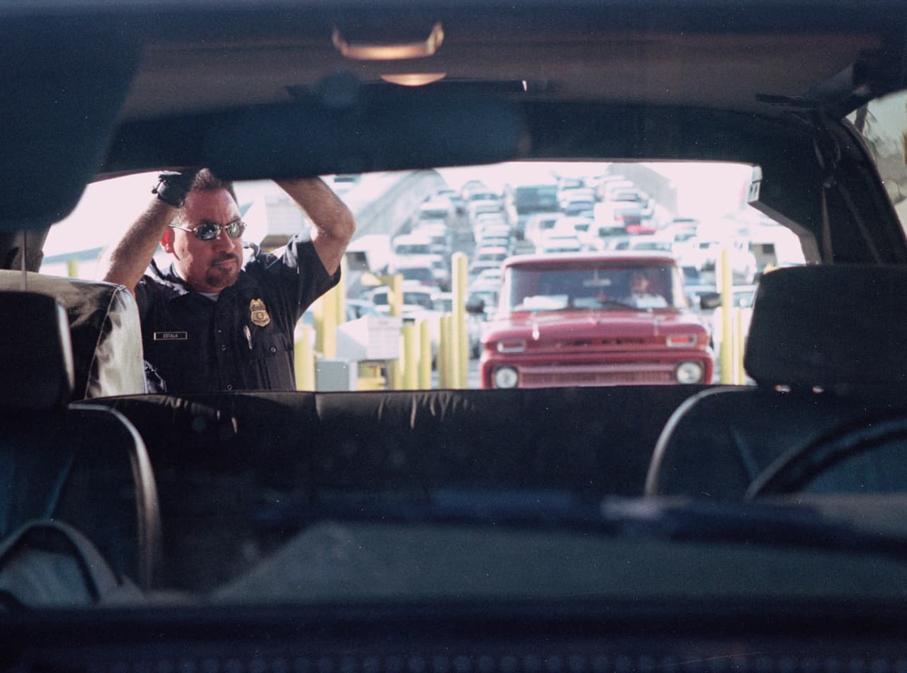 Un inspector de aduanas en El Paso, Texas, el 19 de octubre de 2001