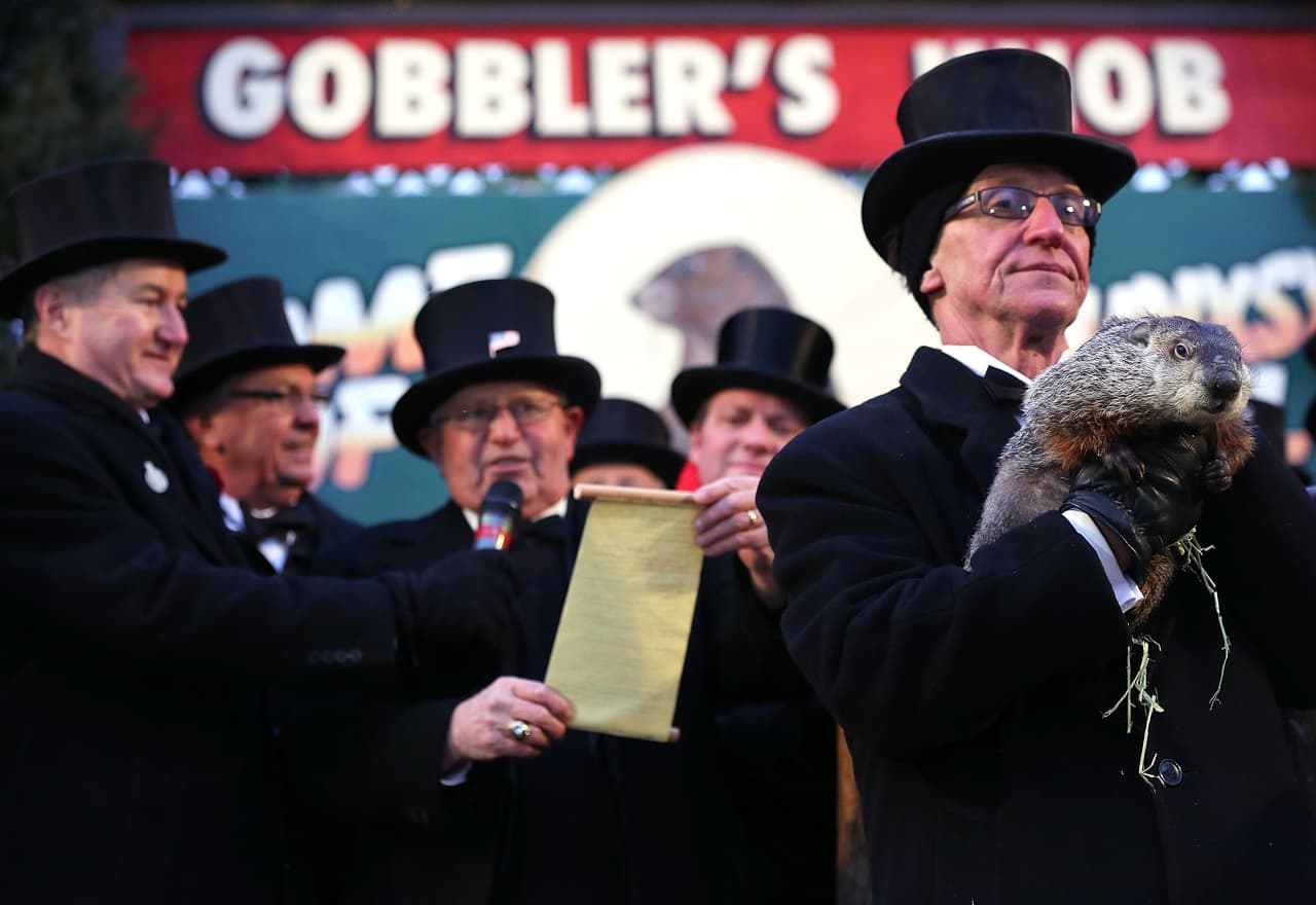 <b>Punxsutawney Phil tiene un "círculo interno": </b>Esos hombres con sombreros de copa no son aleatorios. Se les llama el "círculo interno". Son responsables de planificar los eventos alrededor del
<b>Día de la Marmota</b> (no es poca cosa, considerando que los eventos de este año duran más de una semana) y cuidar a
<b>Phil</b>.