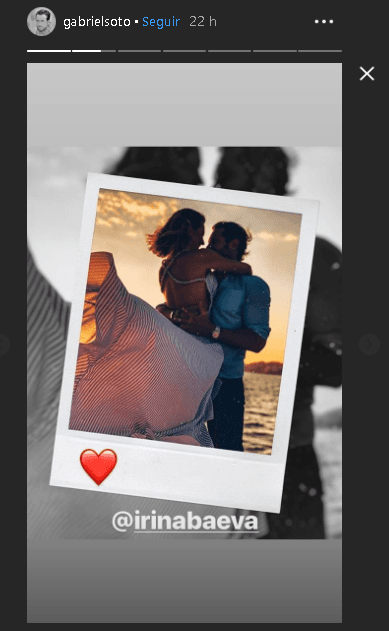 Gabriel Soto publicó, en sus historias de 
<b><a href="https://www.instagram.com/gabrielsoto/?hl=es-la" target="_blank">Instagram</a></b>, una foto donde él sostiene a Irina en sus brazos con el mar de fondo. El actor menciona a la actriz en la publicación.