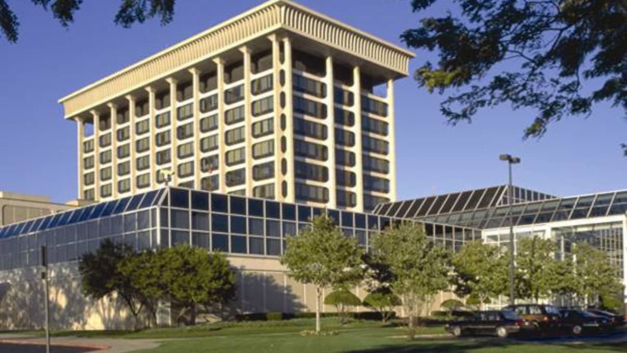 <b>Robert Francis Prevost Martínez, electo este 8 de mayo de 2025 como el papa León XIV</b>, nació el 14 de septiembre de 1955 en el hospital Mercy de Chicago. Aunque entró en un proceso de bancarrota, el nosocomio fue salvado del cierre en 2013 gracias a la presión comunitaria, para seguir operando como hospital bajo nuevos dueños, que se comprometieron a preservar sus servicios esenciales en el históricamente marginado barrio de Bronzeville.