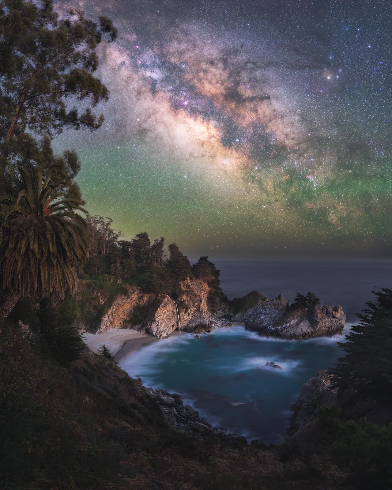 <b>‘Paraíso’, tomada desde Big Sur, California. </b>
<br>
<br>“Si tuviera que elegir mi lugar favorito en la tierra podría ser este. Lo tiene todo: una hermosa ensenada circular de aguas color esmeralda, una cascada de 25 metros que cae sobre la playa, una palmera que te hace sentir como si estuvieras en una isla tropical y un cielo perfectamente oscuro que brilla repleto de estrellas por la noche”, explicó el fotógrafo.
<br>