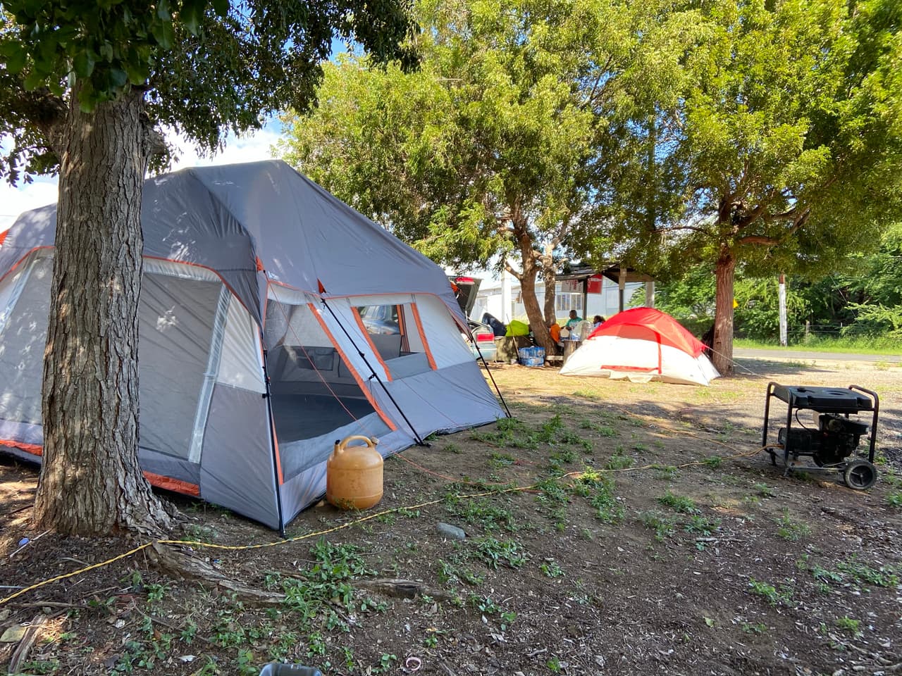 Refugiados en las afueras del Coliseo Mariano “Tito” Rodríguez en Guánica