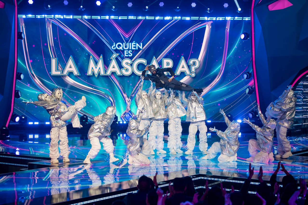 La magia de ¿Quién Es La Máscara? en su cuarta temporada se hizo presente con un número de apertura a cargo de nuestro conductor Omar Chaparro.