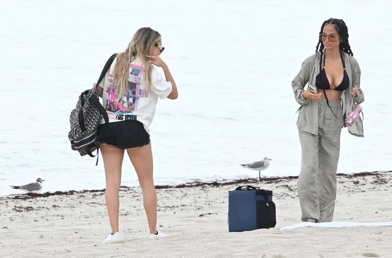 La intérprete de 'La Mejor Versión de Mí' no estaba sola, fue acompañada de una amiga, quien le tomó fotografías.
<br>