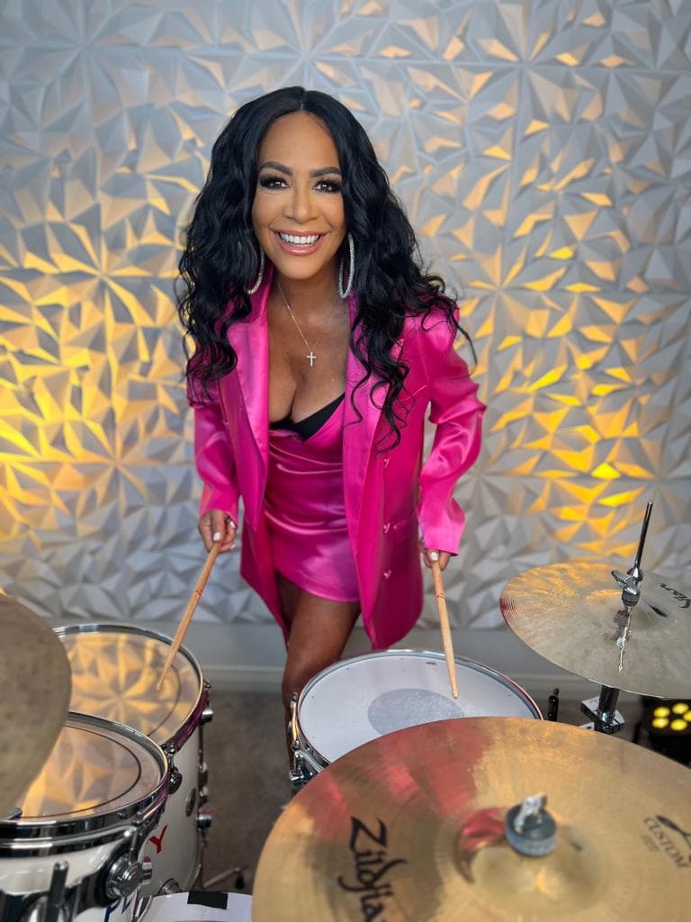 <h2 class="cms-H2-H2">Sheila E traerá su ritmo a los Latin AMAs 2024</h2>
<br>Es conocida como la 'Reina de la Percusión' por su excepcional talento y pasión por el ritmo, cautivando a audiencias de todo el mundo con actuaciones electrizantes. Su primer álbum de salsa, 'Bailar', cuenta con colaboraciones de Gloria Estefan, Ruben Blades, Gilberto Santa Rosa, Luis Enrique, José Alberto 'El Canario' y Debi Nova.
<br>