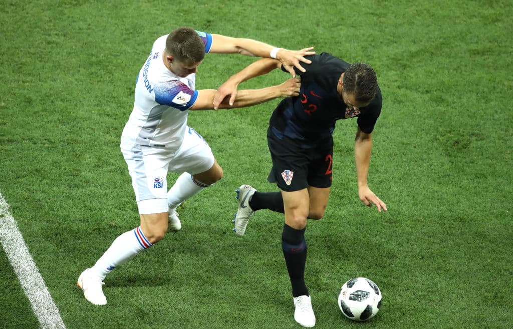 De inmediato los croatas tomaron la iniciativa del partido. Aquí se aprecia a Josip Pivaric con el esférico, tratando de crear peligro ante la dura marca de un zaguero islandés.