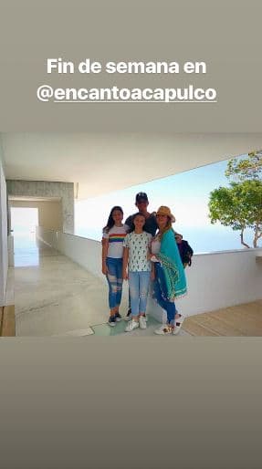 En sus historias de Instagram, el intérprete de 'Cuando mueres por alguien' colgó esta postal acompañado por la familia que él y Andrea Legarreta han formado.