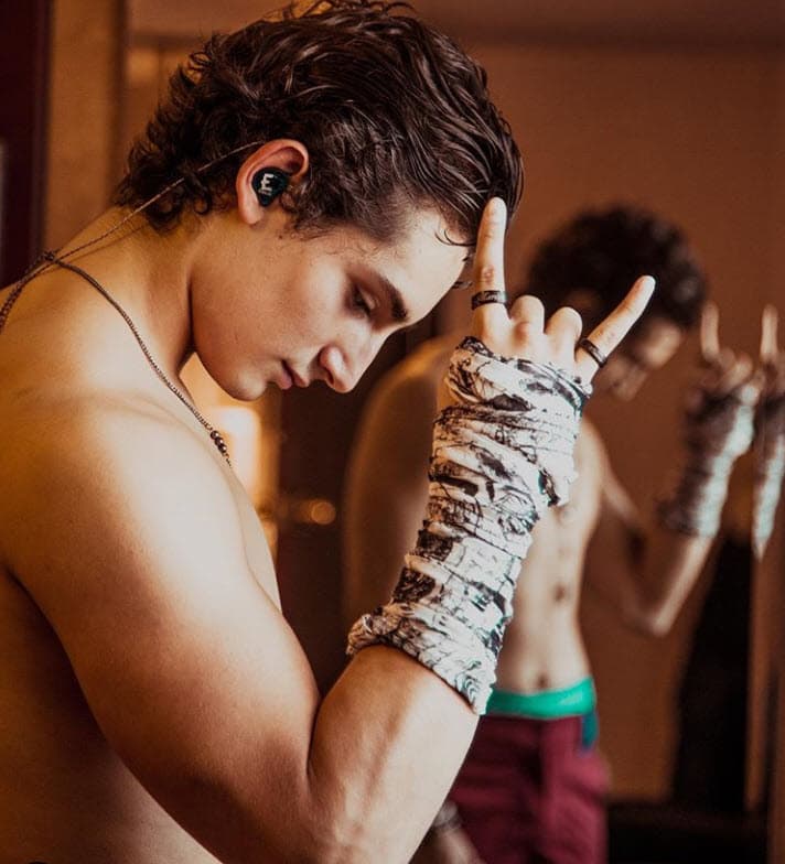 <a href="https://www.univision.com/famosos/emilio-osorio-adolescencia-dificil-gordo-cuerpo-transformacion-fotos">Emilio reconoció</a> que actualmente hay hombres que se le acercan para hacerle comentarios sobre su famosa madre, hecho que no le agrada, pero no les responde para evitarse enfrentamientos.