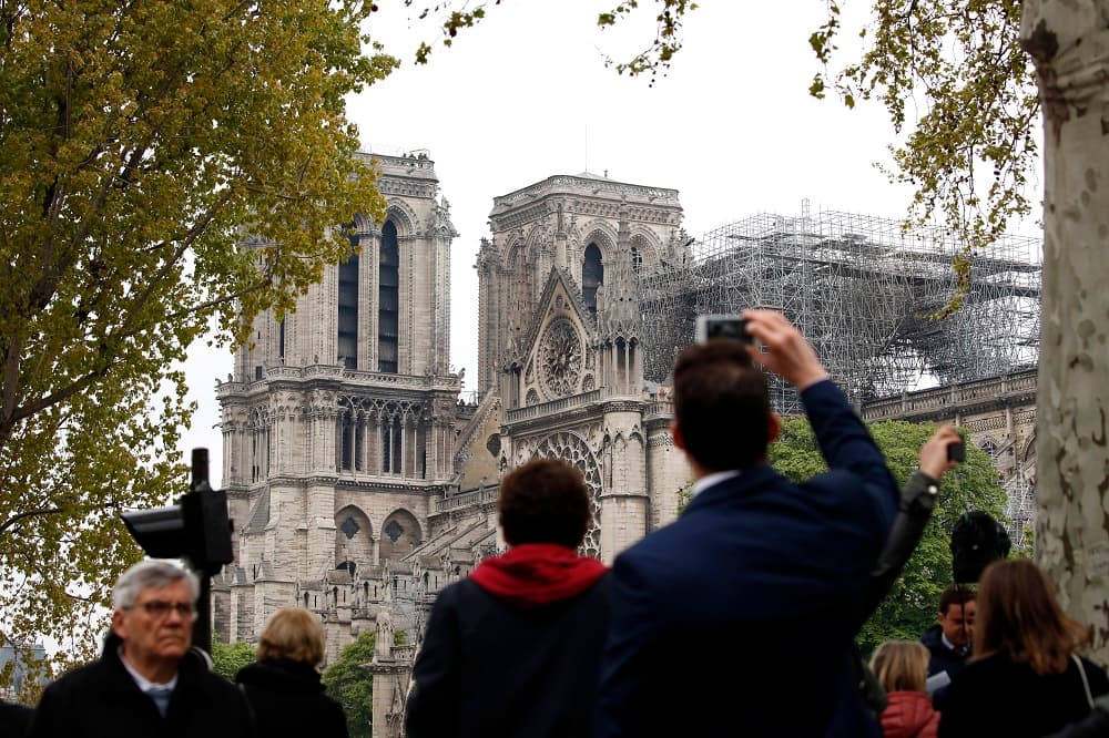 Esta mañana, el nuevo día dejó al descubierto la gravedad de la destrucción. Para poder recuperar esta obra del gótico, ya comenzó una recolección de fondos y algunos empresarios, como el esposo de Salma Hayek, François-Henri Pinault, han prometido cientos de millones.