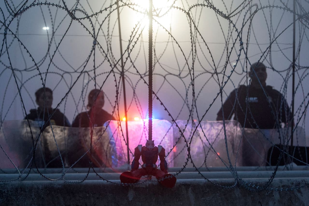 Ante súbita acumulación de migrantes, gobierno reitera que es falso que se abrió la frontera al cruce sin documentos