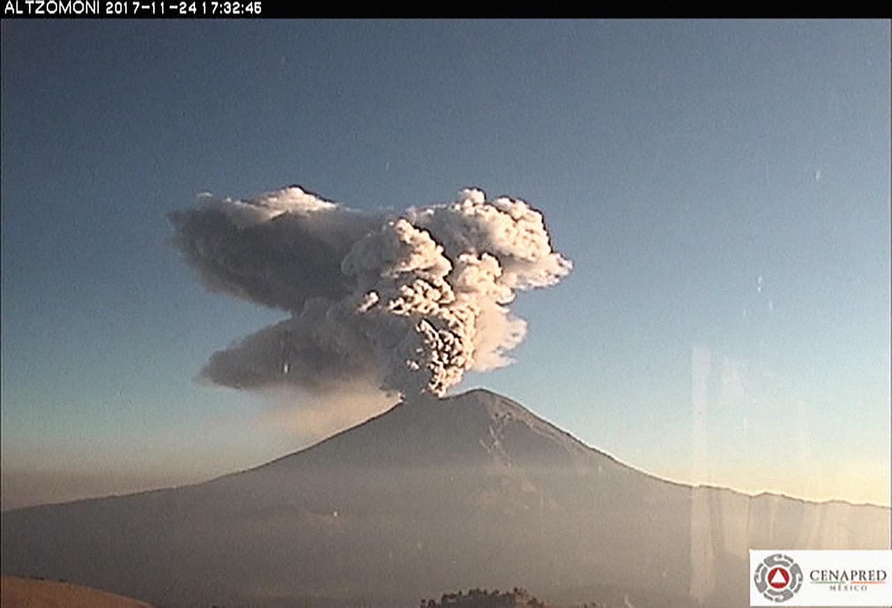<b>24 de noviembre de 2017. "</b>En las últimas 24 horas se identificaron 482 exhalaciones de baja intensidad acompañadas de vapor de agua y gas. Adicionalmente se registraron dos explosiones el día de ayer a las 14:13 h y 21:05 h. Después de la explosión de las 14:13 inició un tren de exhalaciones con una duración de 90 minutos".