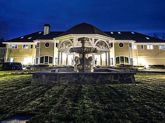 La casita tiene 21 dormitorios, nueve cocinas y ¡hasta un casino!