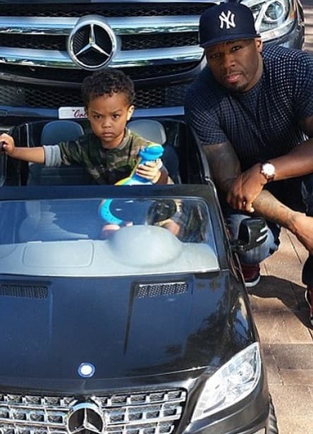 Mensualmente paga una pensión de $12 mil dólares para sus hijos y además los consiente con todo tipo de regalitos, como autos de lujo en miniatura.