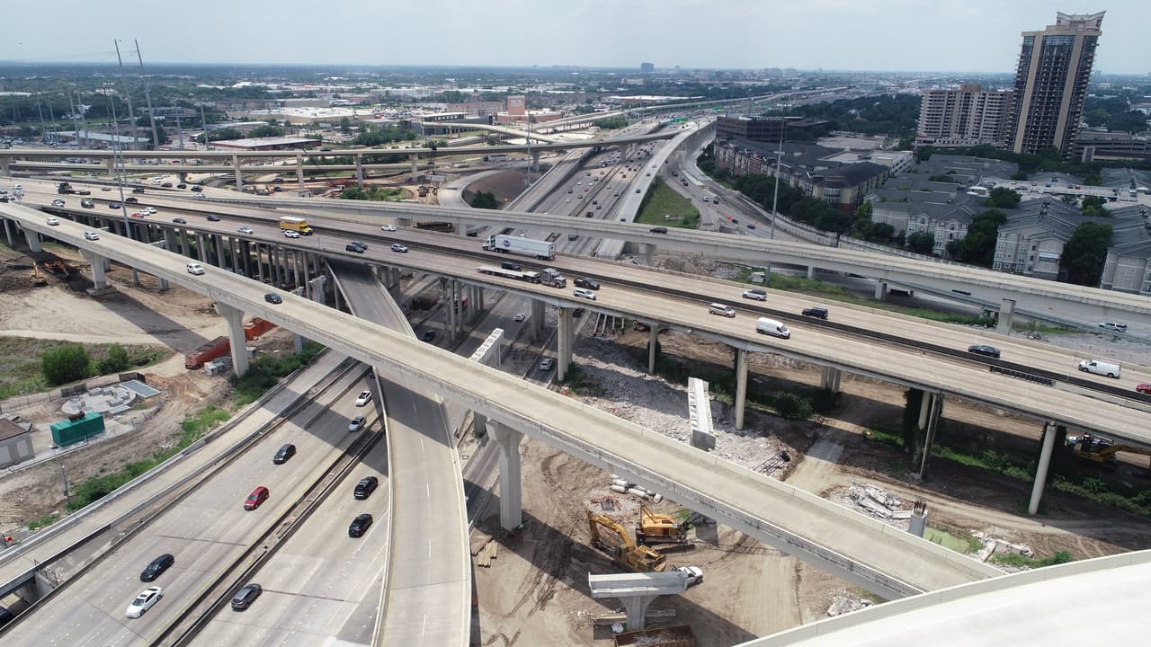 Houston se encuentra a lo largo de la costa del Golfo en una masa de aire muy subtropical y húmeda.