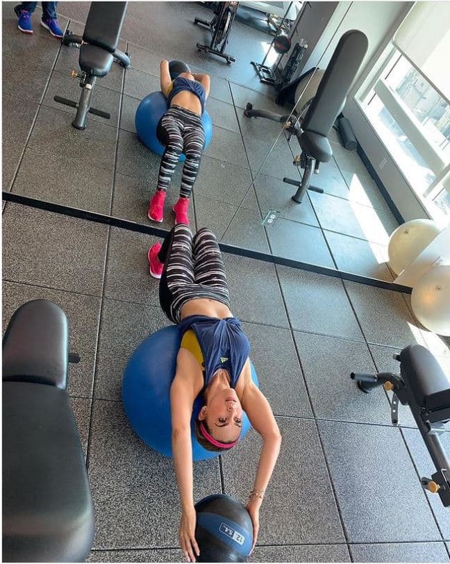 Aracely Arámbula haciendo ejercicio