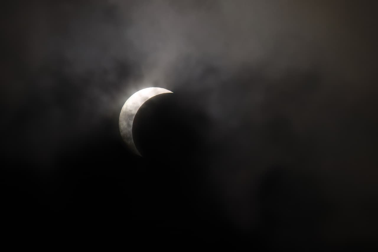 De acuerdo con AP, os eclipses solares totales ocurren cada uno, pero a menudo en lugares donde casi nadie puede verlos.