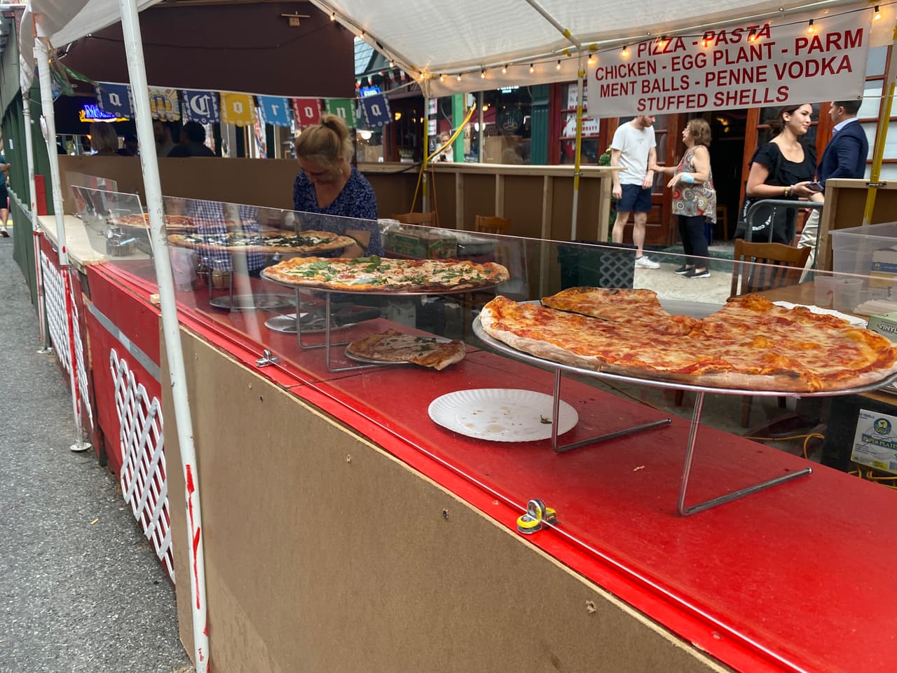 También hay pizzas de diferentes sabores en los puestos de comida en Mulberry Street, en la Pequeña Italia.