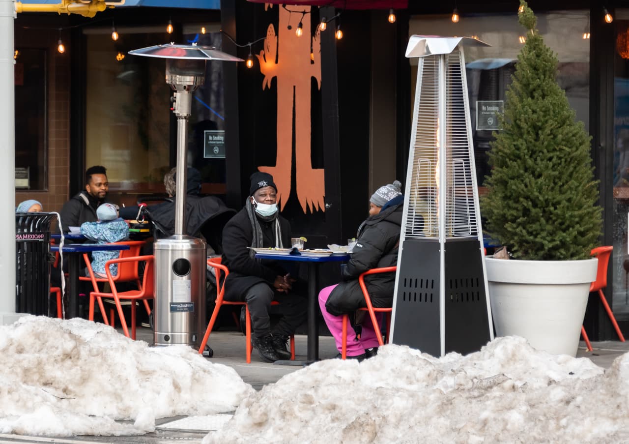 NYC prohíbe los calentadores de propano en restaurantes al aire libre este invierno