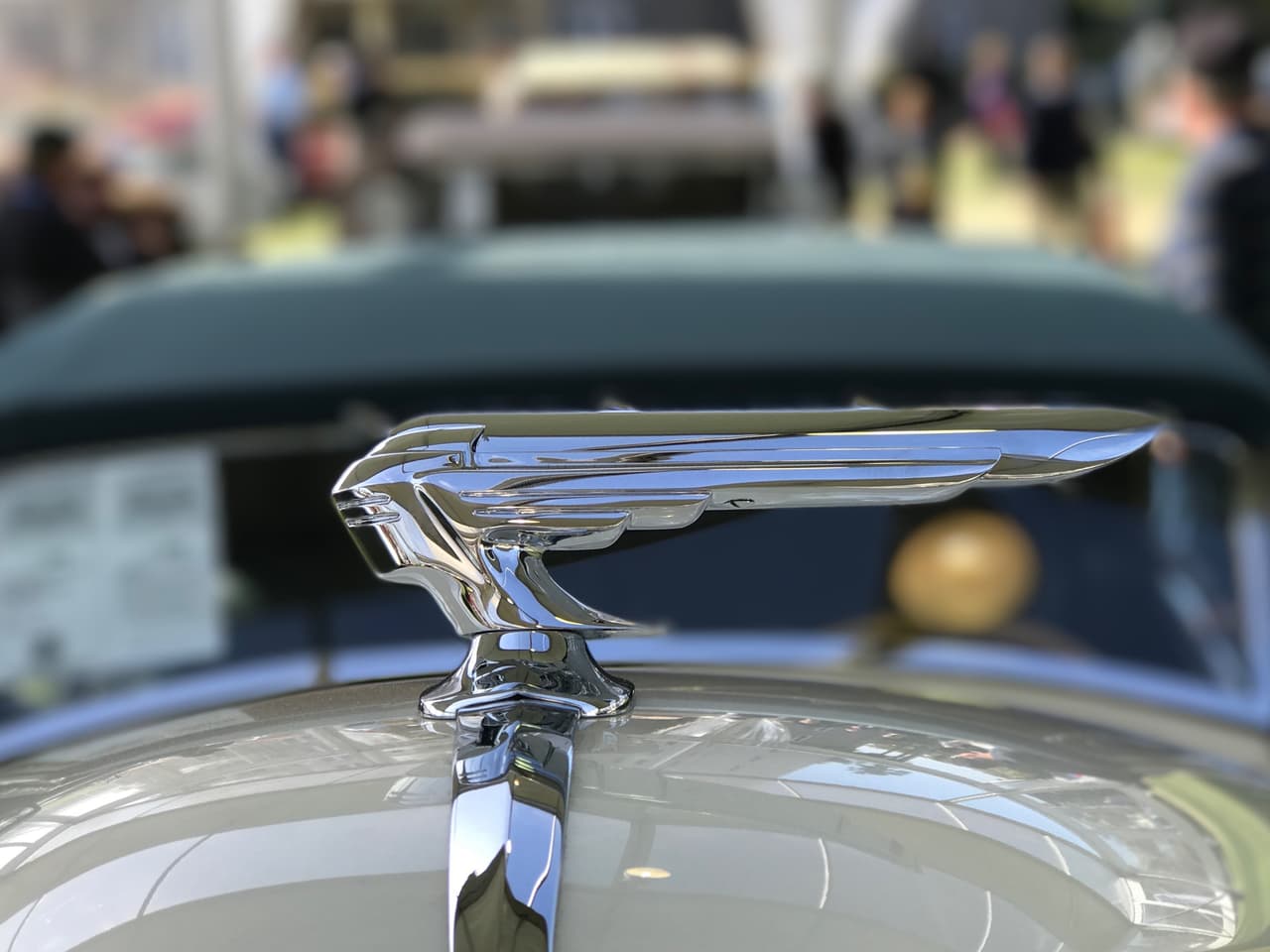 Este caso alado es un excelente ejemplo de las tendencias Art Deco de las que el diseño automotriz no había sido inmune en los años 30. Este ornamento corresponde a un
<b>Graham 97 Supercharged Cabriolet de 1938</b>.