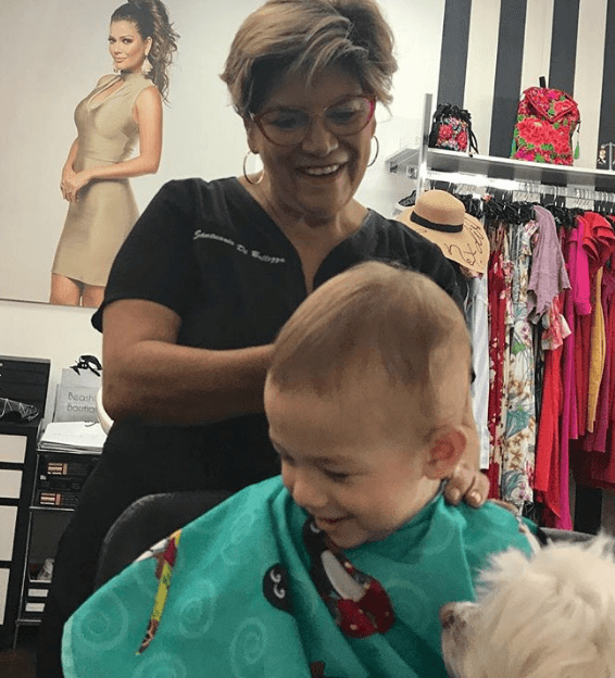 “Es una locura, una sensación, una belleza de señora”, expresó Alan Tacher sobre la suegra de Ana, Maria Goretti, quien se encarga del arreglo personal no solo de Liam, sino también de la pequeña Michelle y su esposa Cristy.