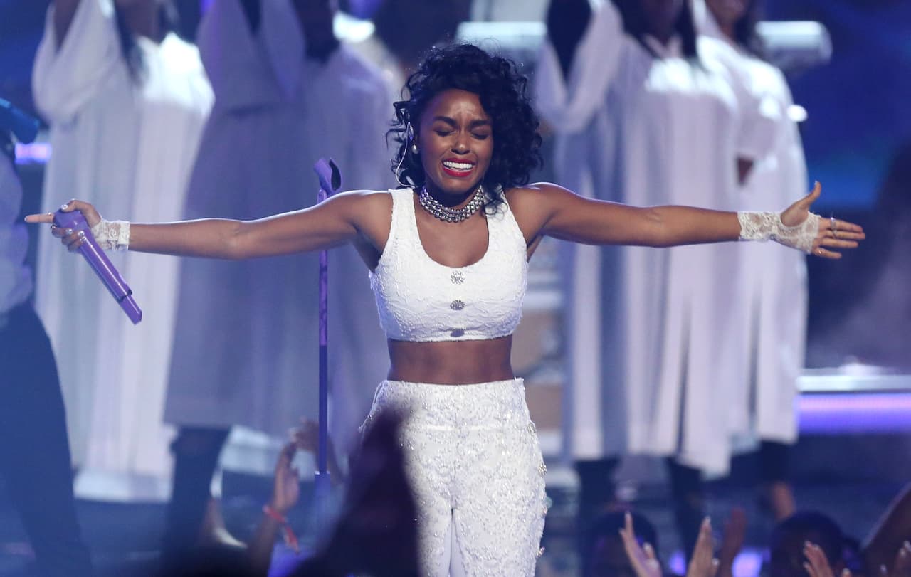 Janelle Monae después de rendir tributo a Prince en los premios BET el 26 de junio 2016.
