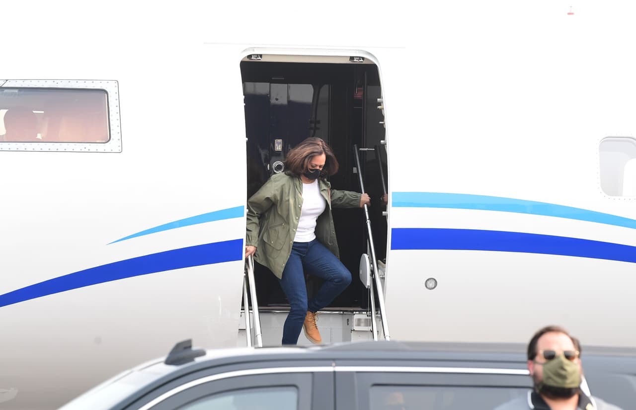 Este es el momento en que Kamala Harris, candidata a la vicepresidencia demócrata de los Estados Unidos y senadora por California, se baja de un avión cuando llega al Aeropuerto Internacional de Fresno Yosemite en Fresno, California.