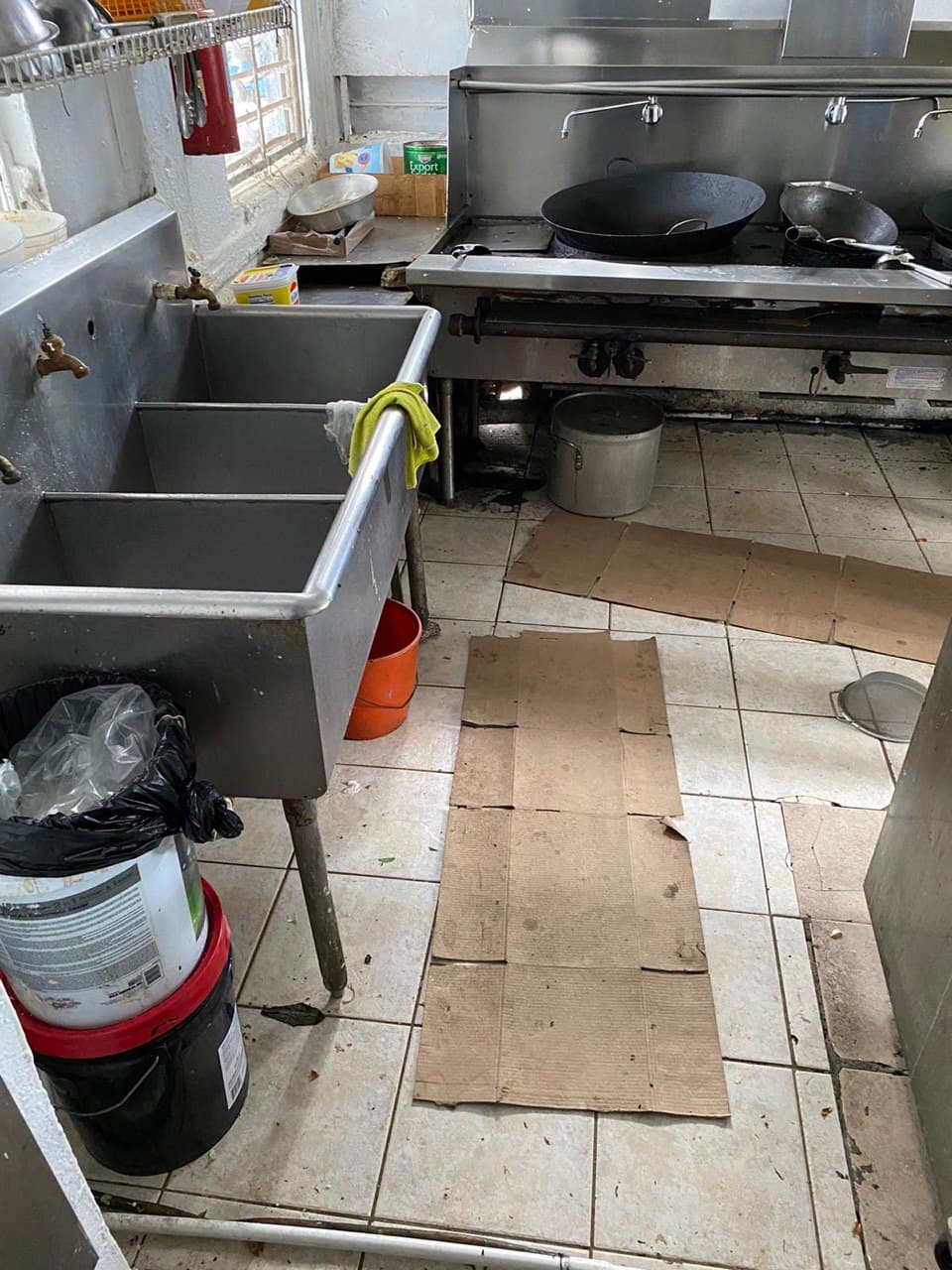 La cocina se mostraba con cartones en el piso y ollas sucias.