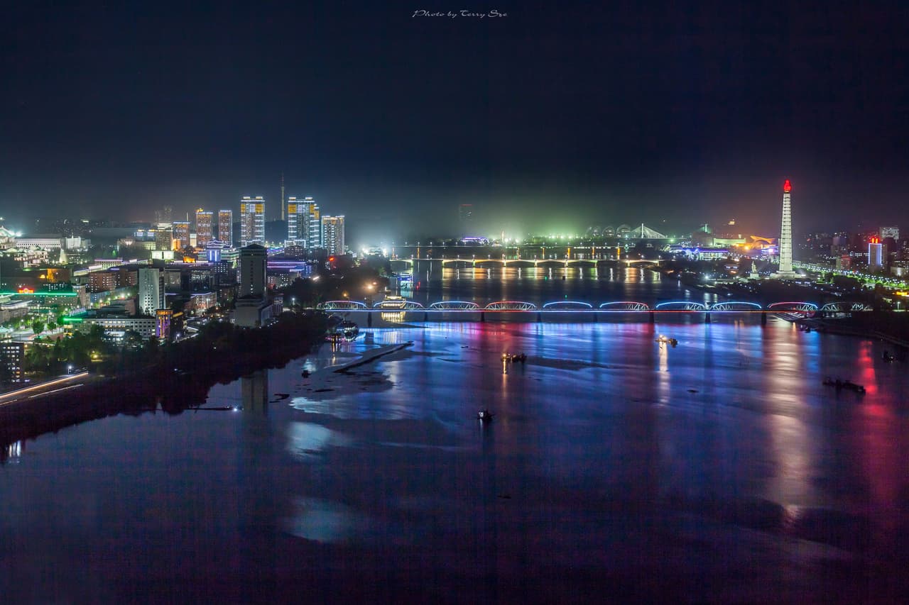 <b>Pyongyang de noche.</b> Otro de los lugares abiertos a los turistas es el Parque Folclórico de Pyongyang, repleto de pagodas, templos, tumbas, y otros monumentos que, en combinación con construcciones más modernas, reflejan la historia y cultura norcoreanas.