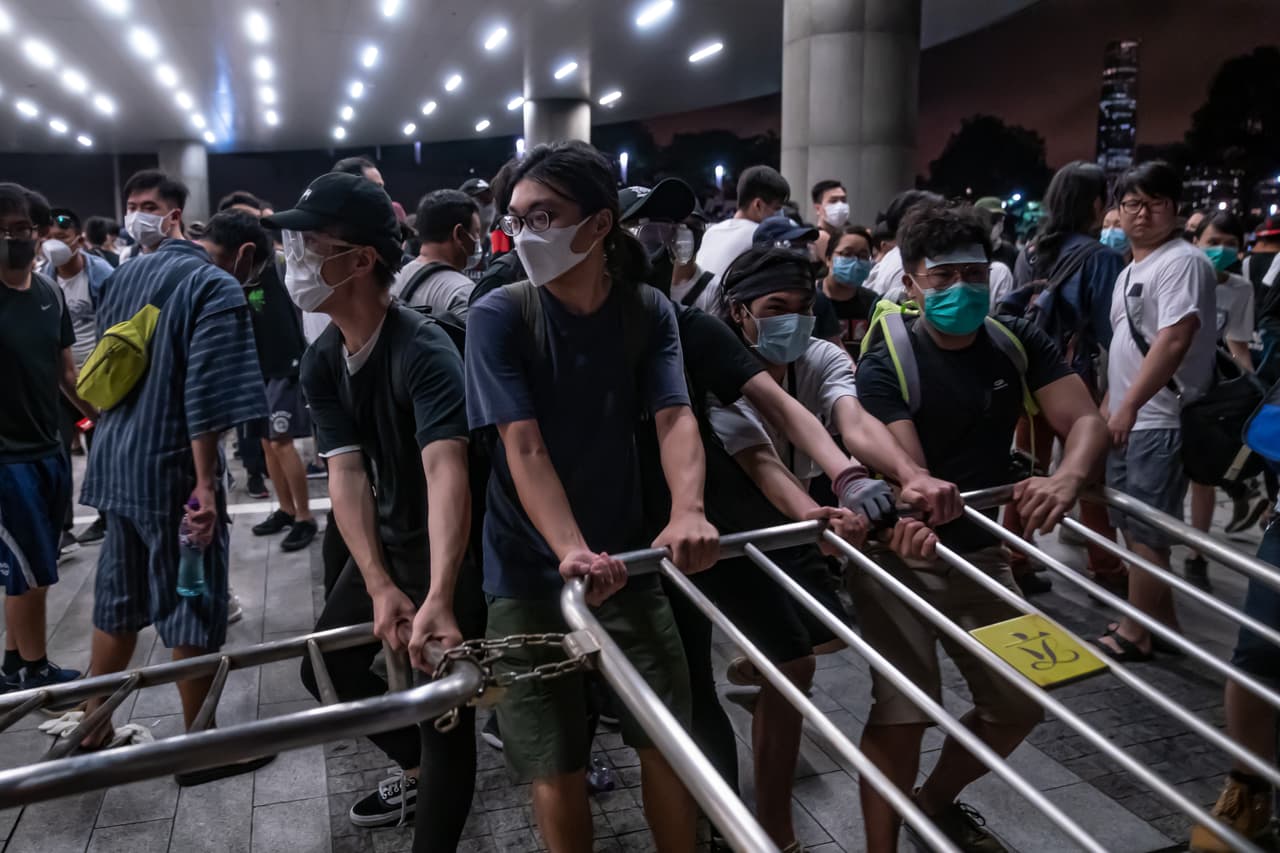 Los manifestantes rompieron el cerco que había puesto la policía frente al Consejo Legislativo de Hong Kong, donde se trasladaron manifestantes inconformes con un proyecto de ley que permitiría extraditar a China continental a ciudadanos de la ciudad sometidos a procesos judiciales.
