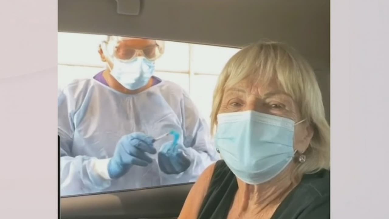 Denuncian que turistas en Miami se están vacunando contra el coronavirus mientras los residentes tienen que esperar