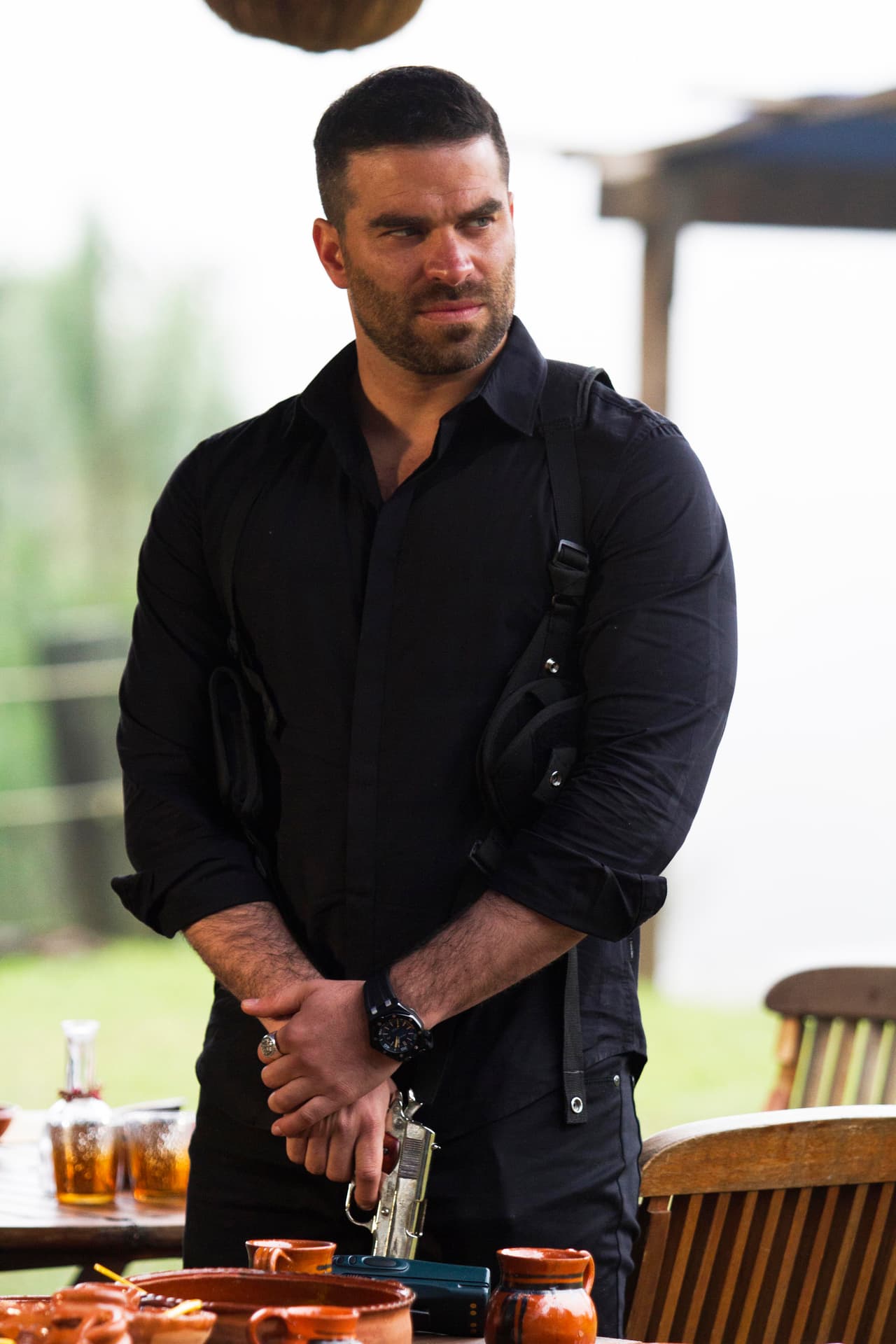 Óscar estaba feliz, su hermano cayó en la trampa y ahora creía que Yolanda era una traidora al trabajar para la DEA.