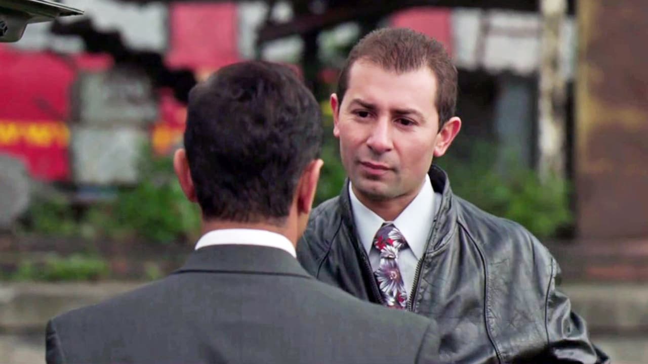 'El Chapo' commissioned his lawyer to negotiate with 'Don Sol' to help him to achieve his political aspirations in exchange for gold bars. But 'Don Sol' refused his proposal so, 'El Chapo' will begin to weave a network of corruption and bribes to "have a good time" during his stay in prison.