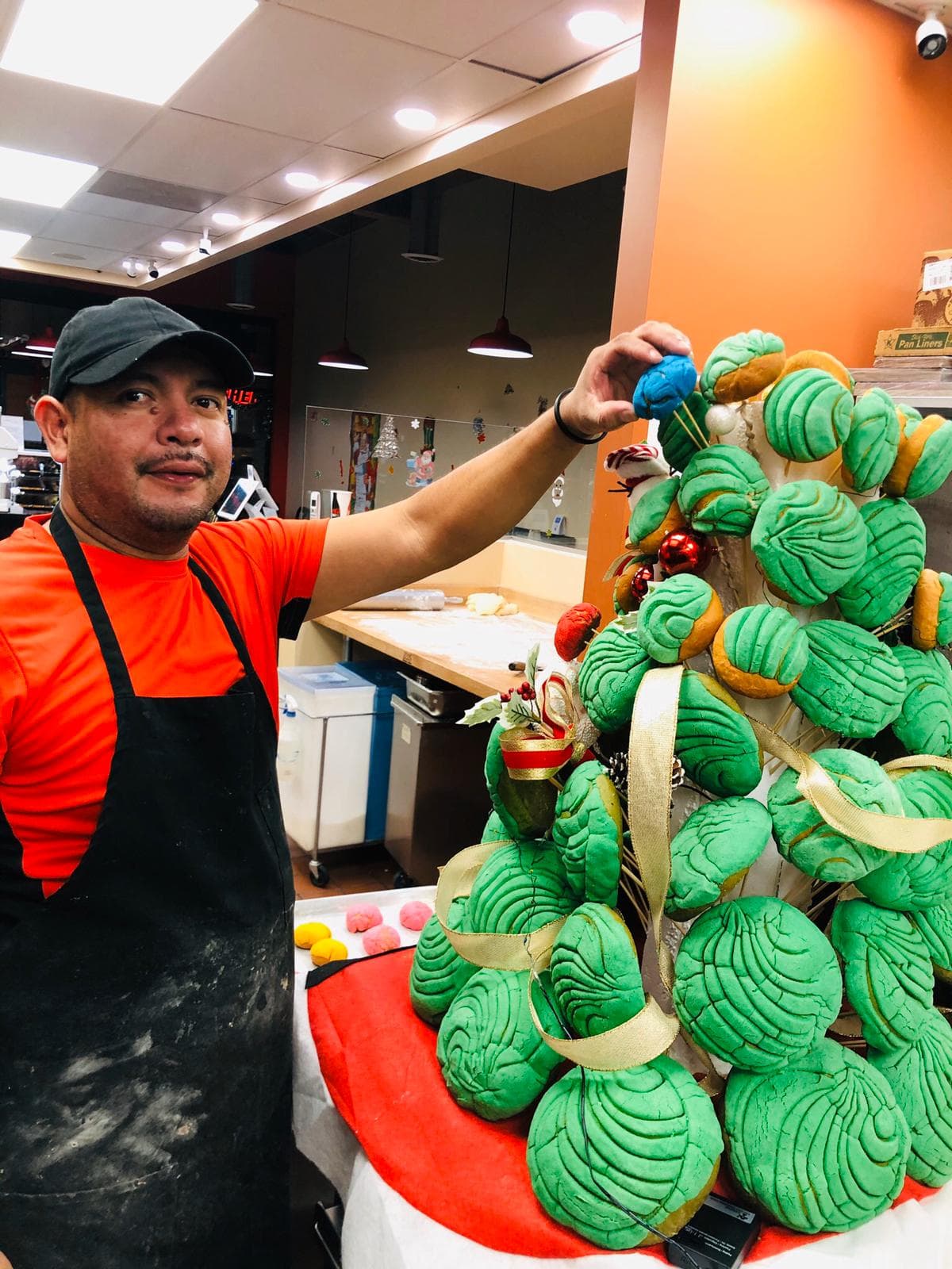 Para crear el árbol se necesitan dos barras de estereofon blanco, palillos largos de madera, una 84 conchas frescas y donuts y bombas dulces para adornar al gusto.