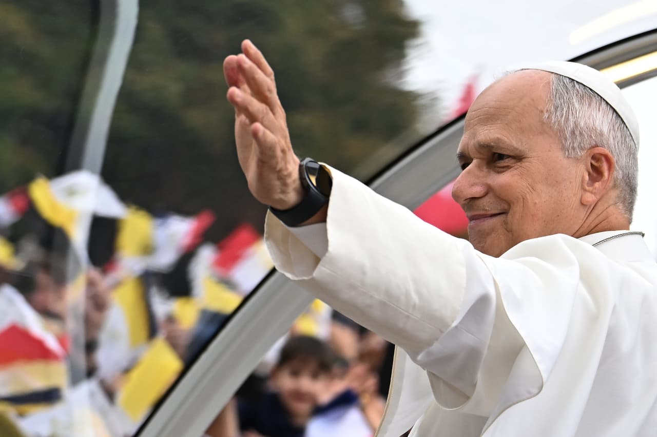 El papa León XIV saluda a la multitud en la avenida de los Campos Elíseos antes de una misa en la Plaza de la Concordia en París, el sábado 26 de septiembre de 2026