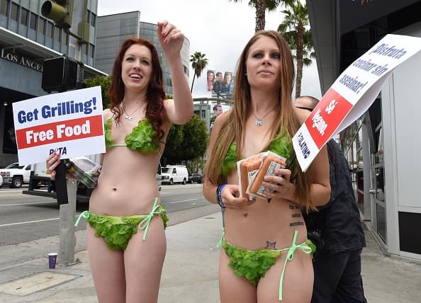 Activistas de la organización ‘PETA’ lanzaron una creativa campaña para impulsar el uso y consumo de productos vegetarianos durante las fiestas de Memorial Day.