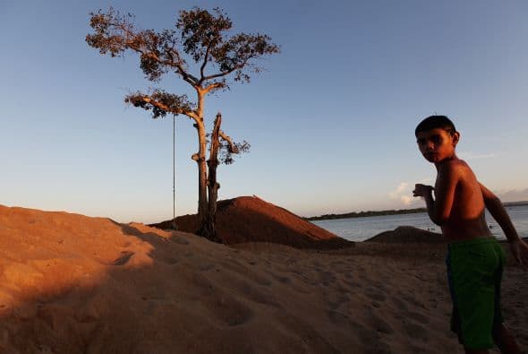 Belo Monte, cuyas obras también han sido paralizadas en otras ocasiones por decisiones judiciales, comenzó a ser construida en marzo de 2011 en la localidad de Altamira, en el estado norteño de Pará y ha despertado la ira de tribus indígenas y grupos ecologistas que alegan que la obra tendrá un impacto irreversible en la Amazonía.