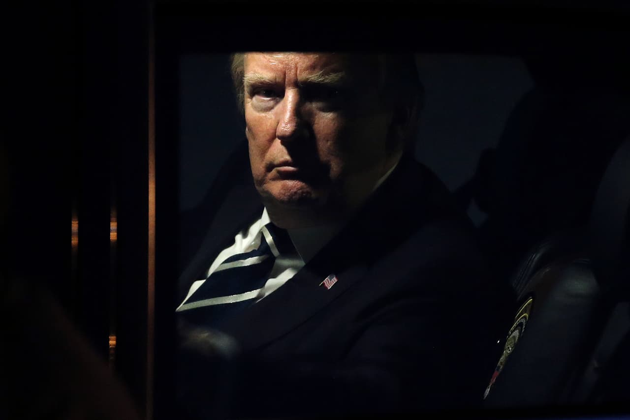 <b>Donald Trump.</b> A medida que crece la avalancha de acusaciones de mujeres que dicen haber sido acosadas por hombres influyentes en diferentes ámbitos de trabajo (política, medios, entretenimiento) las miradas se centran en el más poderoso de todos, el presidente 
<b><a href="http://www.univision.com/temas/donald-trump" target="_blank">Donald Trump</a></b>, contra quien 
<b><a href="http://www.univision.com/noticias/politica/las-lista-de-mujeres-que-acusan-a-trump-de-acoso-sexual-a-la-que-la-casa-blanca-no-presta-atencion" target="_blank">surgieron 13 señalamientos</a></b> durante la campaña electoral de 2016, sin que eso impidiera su llegada a la Casa Blanca.