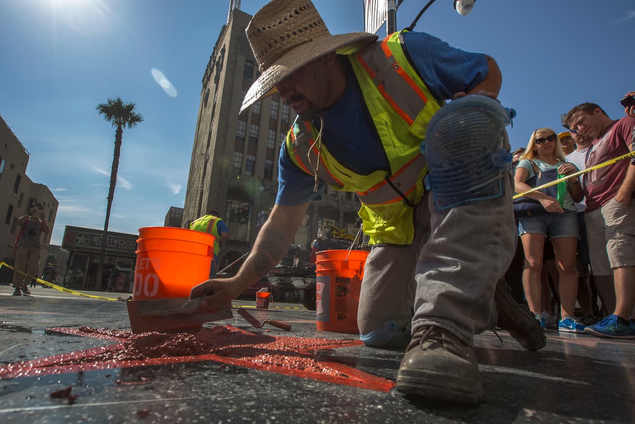 Así repararon la estrella de Trump en el Paseo de la Fama