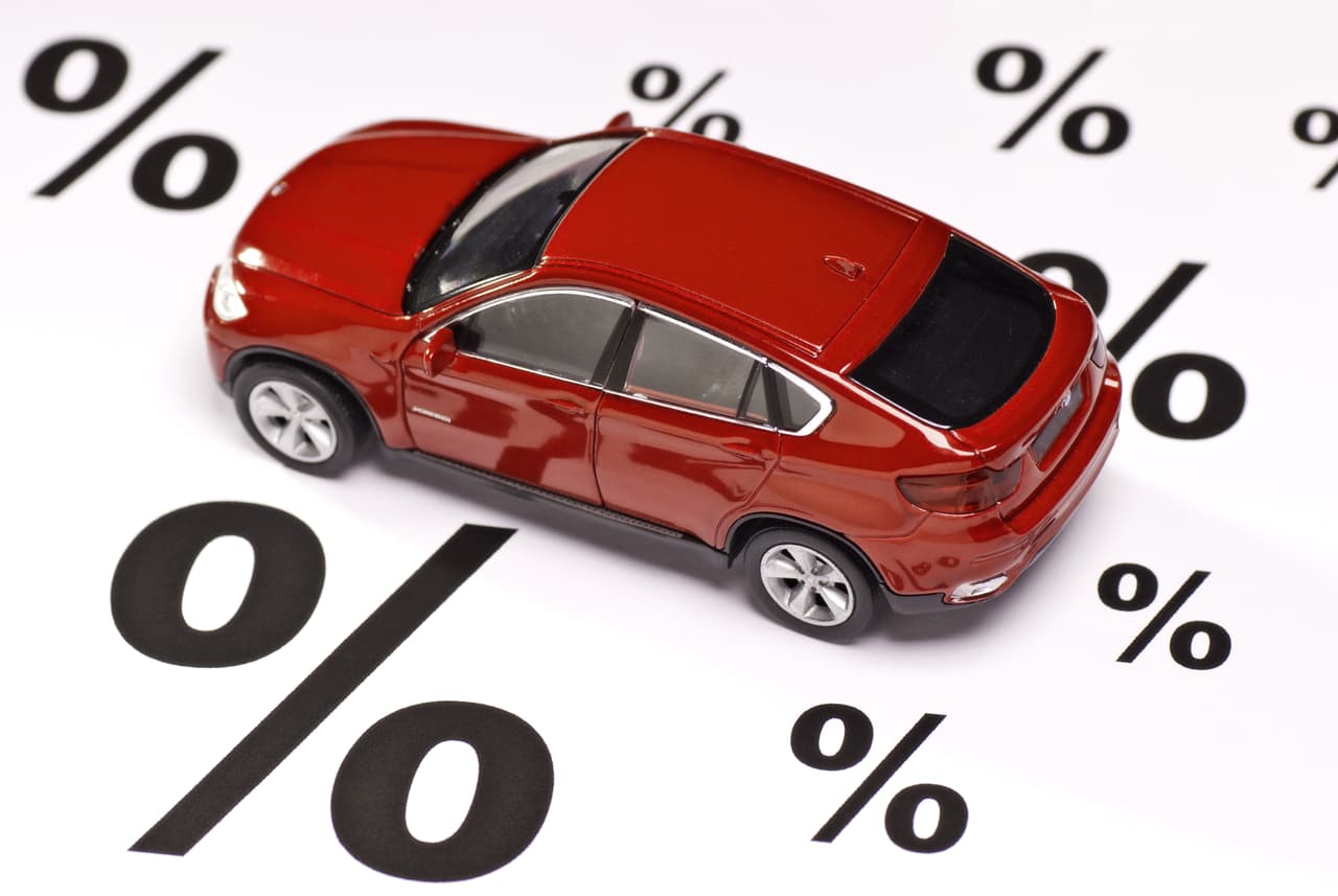 <h3 class="cms-H3-H3"><b>A favor: puedes encontrar descuentos atractivos</b></h3>
<br>
<br>Con el fin de incrementar su ritmo de ventas, la mayoría de las marcas frecuentemente lanzan promociones para sus vehículos eléctricos. Agrega a la fórmula algunas fechas especiales, como Memorial Day, Labor Day, Navidad e incluso el Día de la Tierra y es muy probable que encuentres descuentos atractivos.