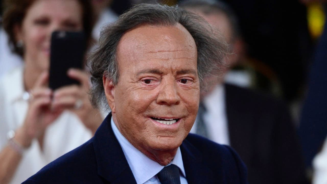 Julio Iglesias podría ser condenado en España con hasta 20 años de prisión por delitos de los que se le acusa