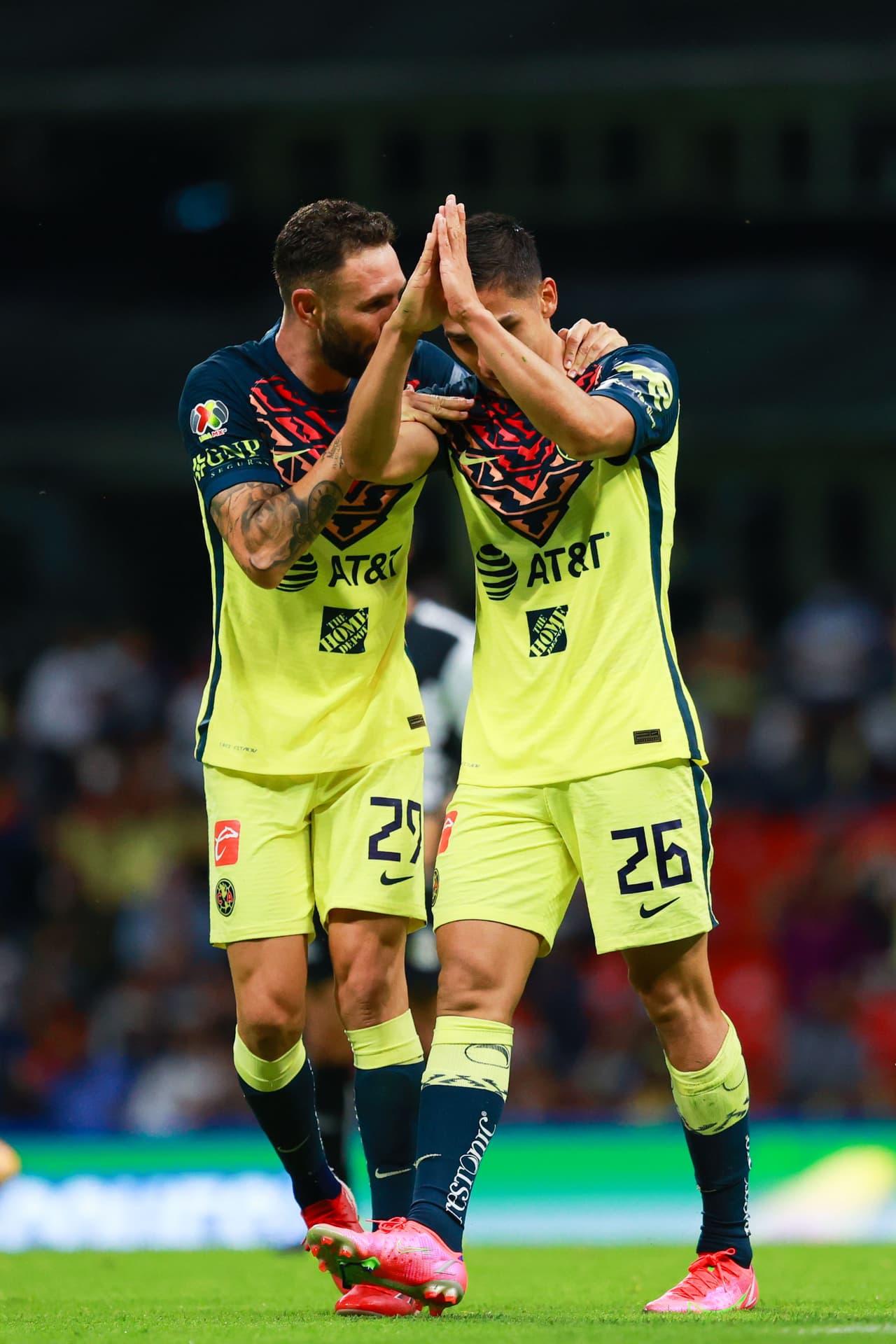 Con las manos en alto y la cabeza baja, el zurdo mostró respeto a la afición de su anterior club.