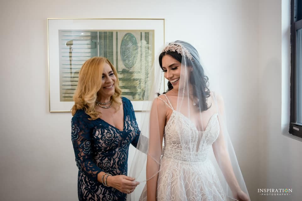 "Felicidades mami, eres el regalo más precioso que Dios me ha dado en la vida. Gracias por tus consejos, por siempre creer en mí y por estar en cada paso que doy. Hoy te celebro y te agradezco por tu infinito amor. ¡Te amo!"
<br>
<br>-Ambar Fernández, productora web