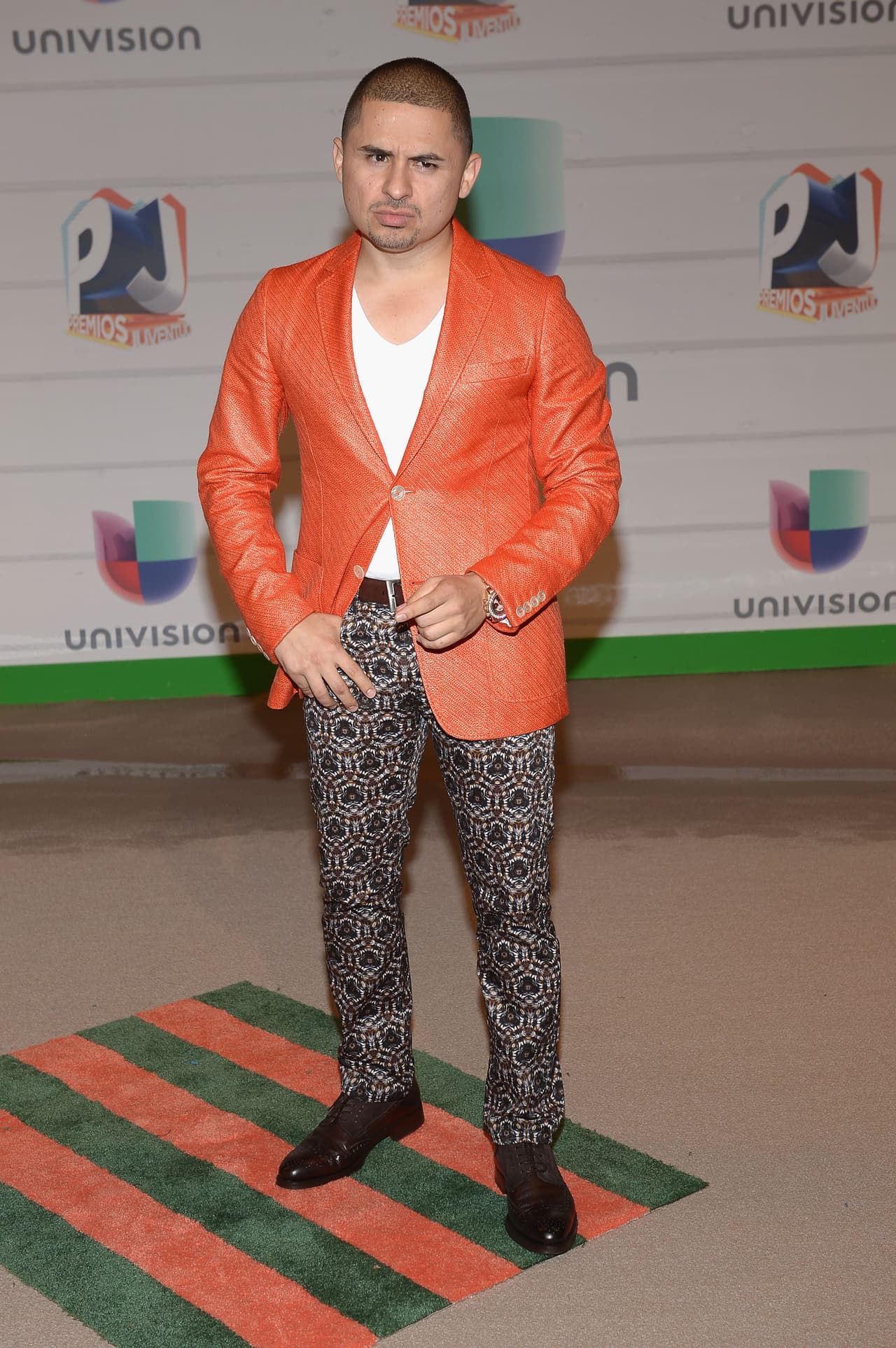 Larry no le teme a las críticas y se aventura a imponer su estilo. Así lo vimos en la alfombra de Premios Juventud 2013 con ese colorido atuendo.