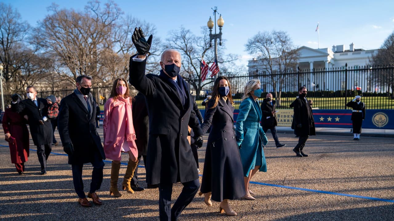 En video. El corto recorrido a pie de Joe Biden y la Primera Dama Hasta la Casa Blanca. Unidades motorizadas de la Policía Metropolitana de Washington DC y delegaciones de las universidades de Delaware y Howard, donde estudiaron Joe Biden y Kamala Harris, acompañaron al presidente y a la vicepresidenta en su recorrido por la calle 15.