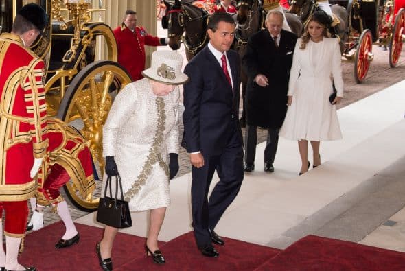 Así entró el Presidente de México y su primera dama en el Palacio de Buckingham.