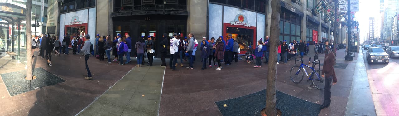 Está previsto que en este lugar 300 clientes podrán tener la oportunidad de un meet and greet con Báez, pero si quieres participar apúrate porque también ya hay fila.