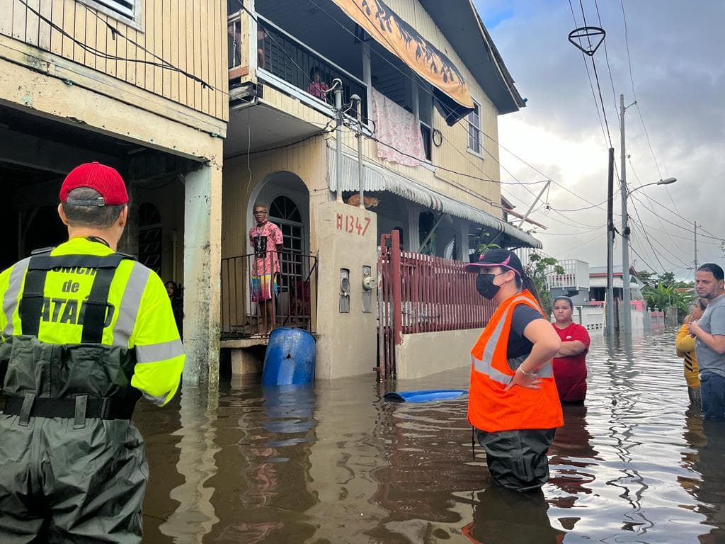 En la barriada Juana Matos son varios los residentes que quedaron atrapados en sus casas hasta que bajen las aguas.