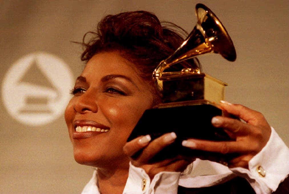 Ese año debutó con su éxito This Will Be, con el que también ganó el GRAMMY a Best R&B Vocal Performance, Female.